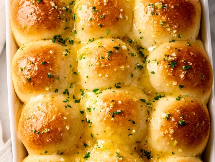 Garlic Butter Dinner Rolls